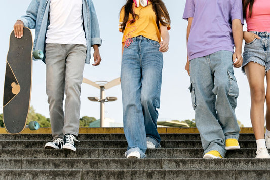 Grupp av tonåringar som går nerför trapporna