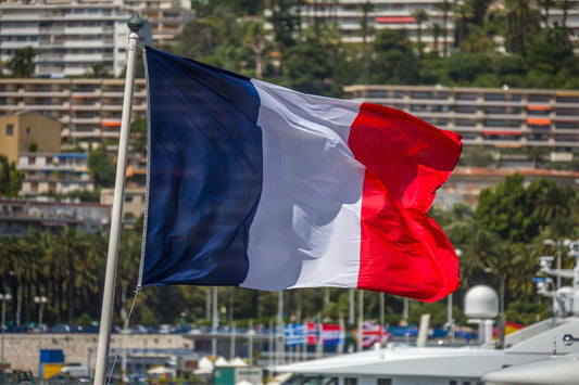 Frankrikes flagga i mitten