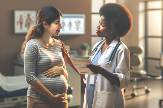En läkare som pratar med en gravid kvinna