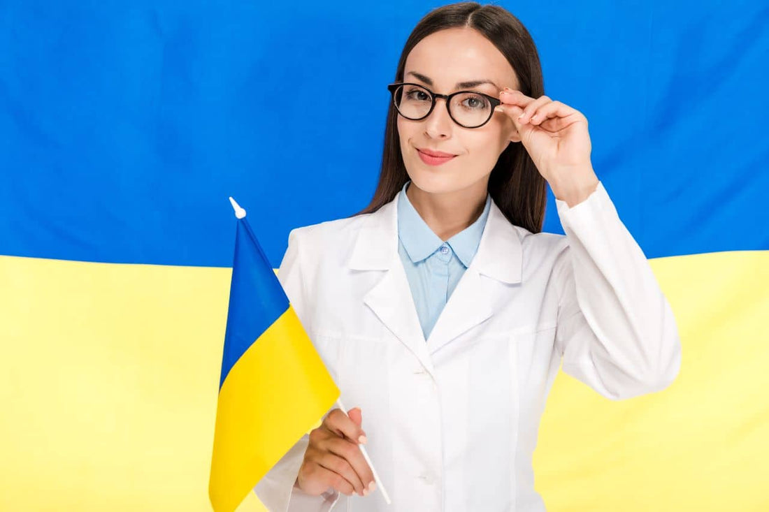 Läkare som håller en ukrainsk flagga