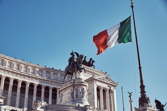 Monument till fosterlandet med italiensk flagga