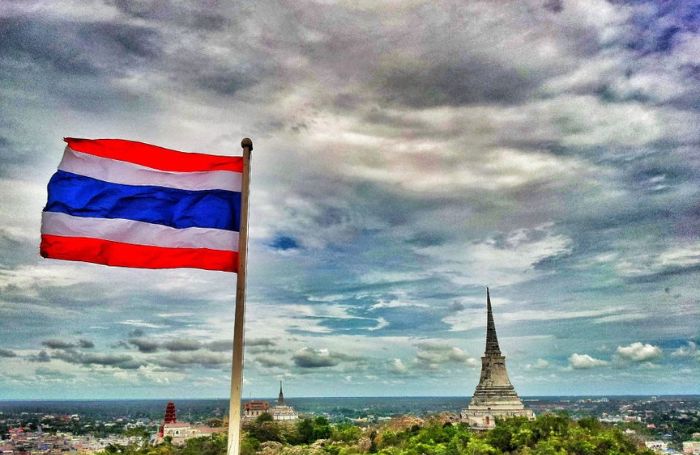 Viftande med Thailands flagga