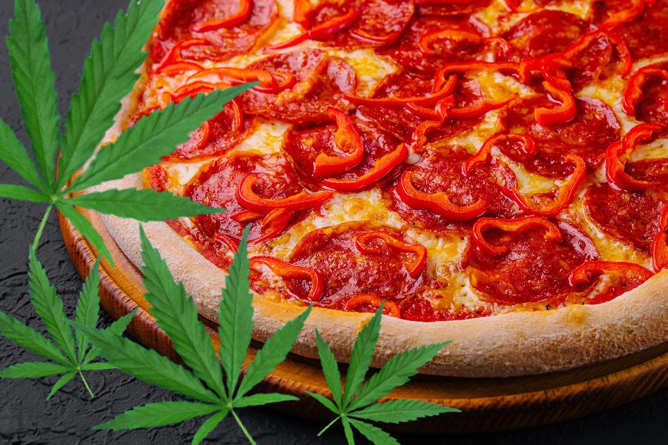 pizza och cannabisblad