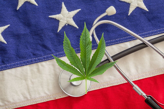 cannabisblad, stetoskop och USA:s flagga