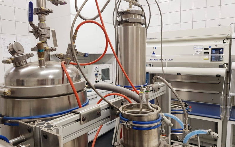 Processutrustning i rostfritt stål med filterenheter i ett Formula Swiss-laboratorium