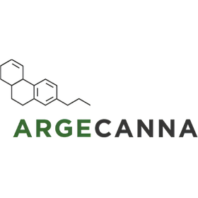 ARGECANNA-varumärkets logotyp mot vit bakgrund, med ett svart diagram över en kemisk struktur ovanför ordmärket, där ”ARGE” är grönt och ”CANNA” är svart.