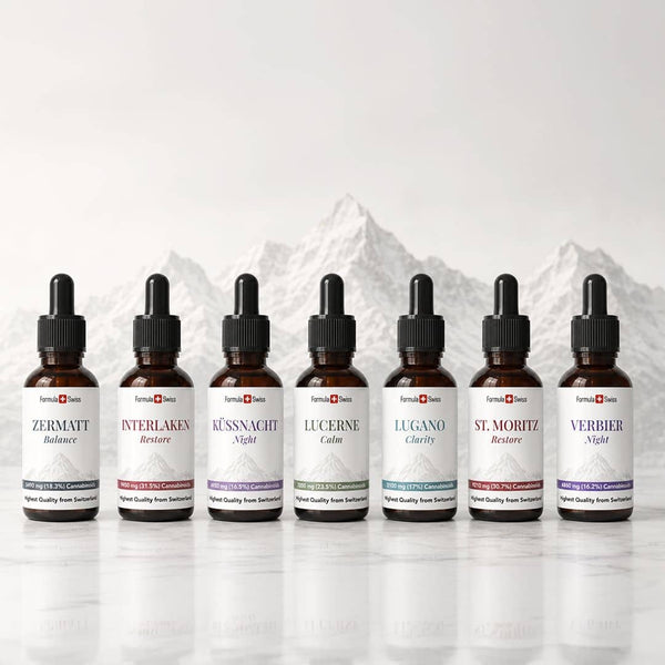 Formula Swiss kollektion med cannabinoidoljor, med sju märkta flaskor mot en minimalistisk bergsbakgrund.