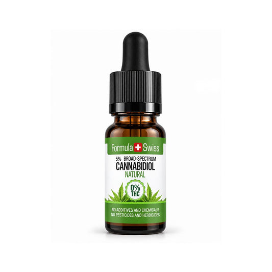 10 ml bärnstensfärgad glasflaska med pipett från Formula Swiss med 5 % bredspektrum naturlig CBD olja, svart pipettkork och vit-grön etikett med cannabisblad på vit bakgrund.