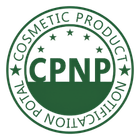En rund grönvit CPNP-logotyp för kosmetiska produkter, med bokstäverna ”CPNP” i mitten och orden ”COSMETIC PRODUCT” och ”NOTIFICATION BOARD” längs kanten.